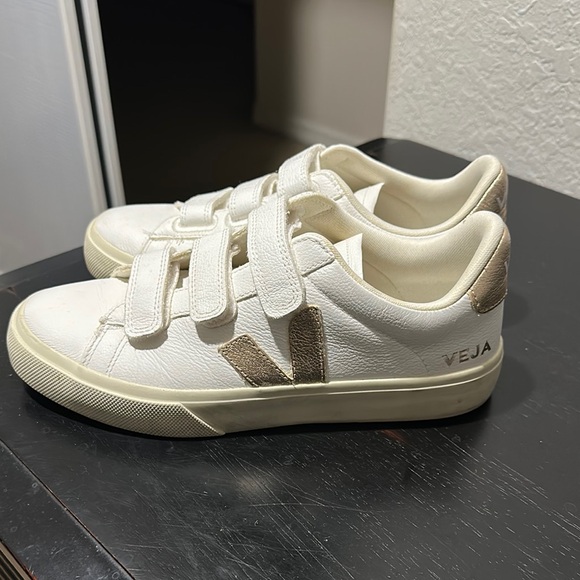 Veja White Women's Sneakers - Picture 4 of 5
